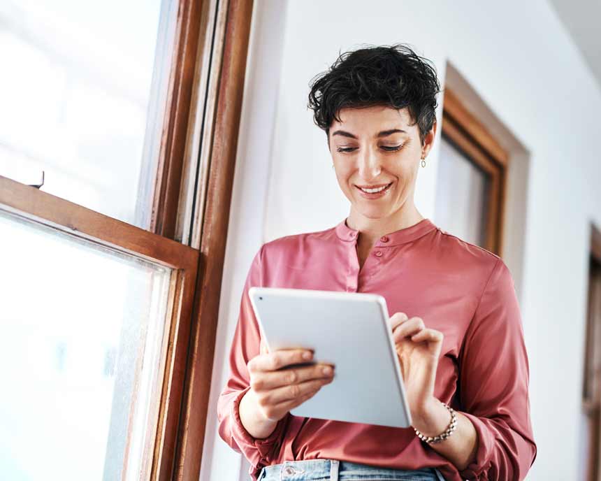 croix rouge votre espace femme utilisant une tablette