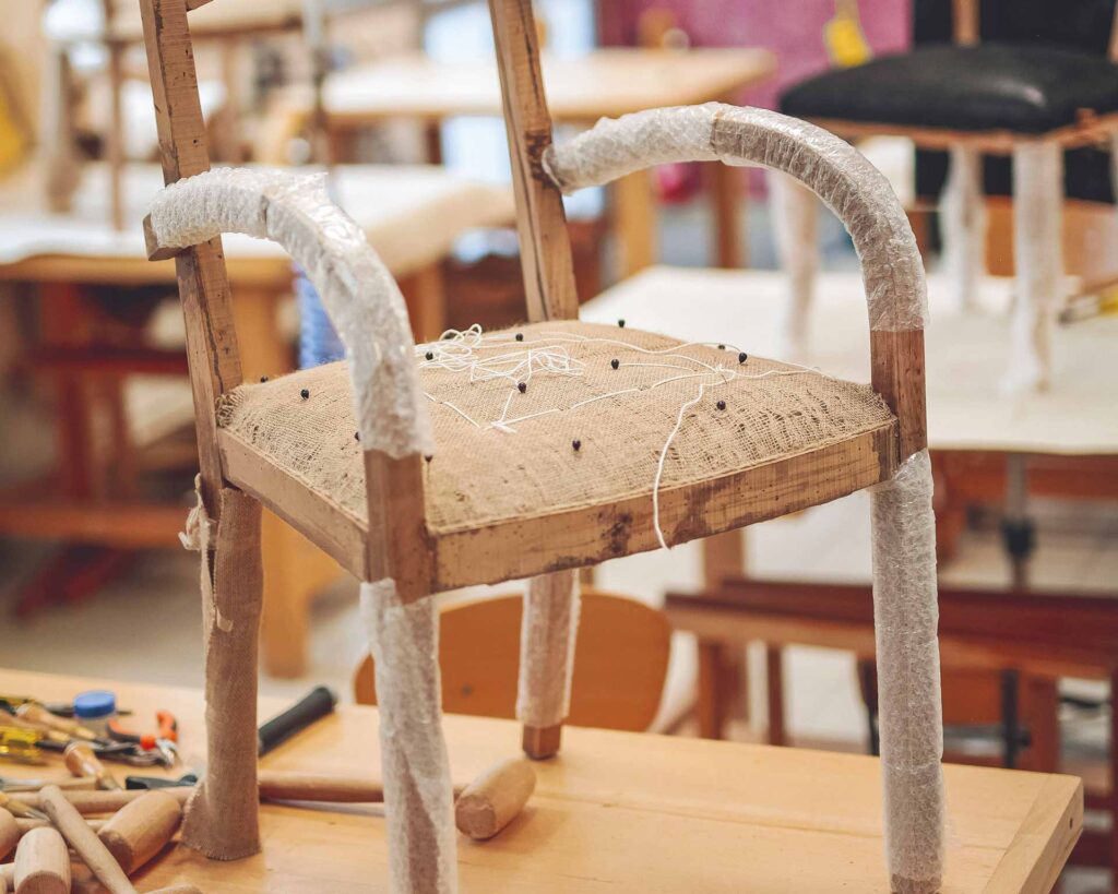 la croix rouge CAP TAPISSIERE AMEUBLEMENT chaise