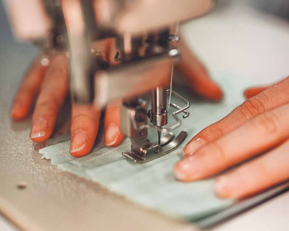 la croix rouge Métiers de la Couture mains