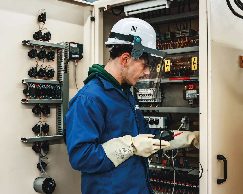 la croix rouge eleve electricien atelier