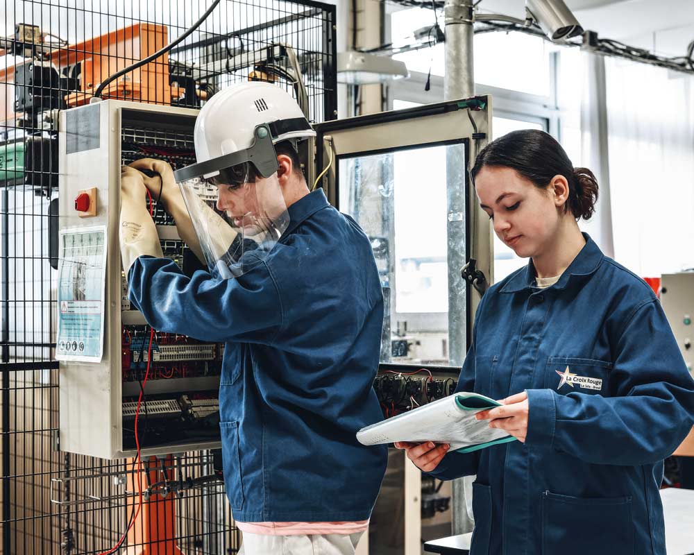 la croix rouge eleve electricienne atelier
