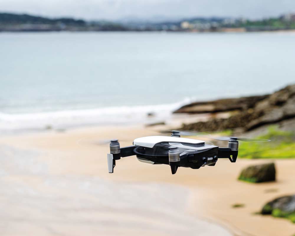 la croix rouge license drone moderne survolant le littoral rocheux