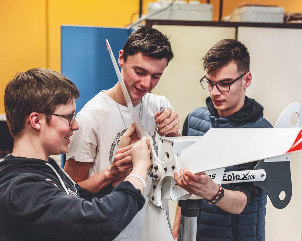 la croix rouge serie sti2d eleves montant eolienne