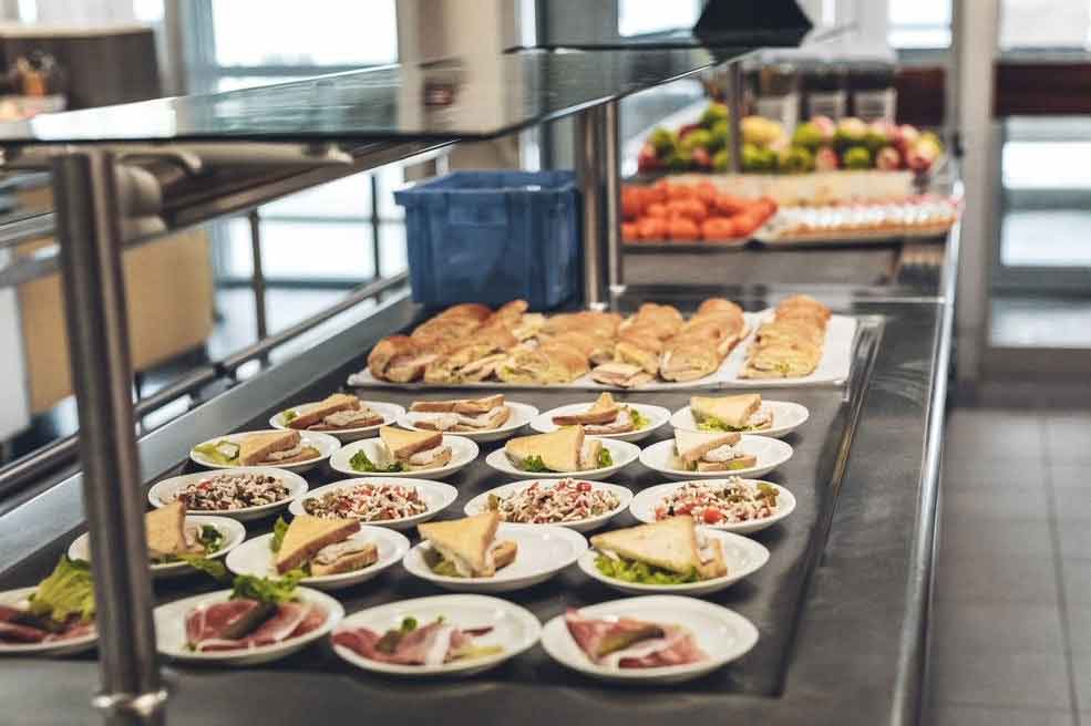 la croix rouge filiere bretonne restauration plats vitrine